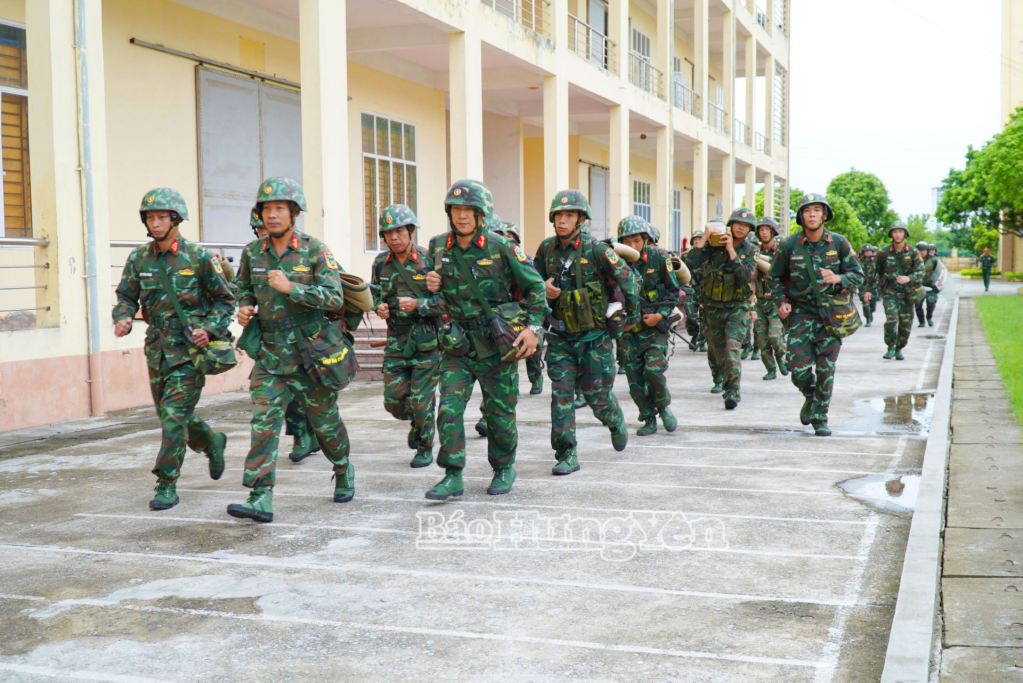 Cán bộ, chiến sĩ Đại đội Trinh sát cơ giới 2 tham gia phương án sẵn sàng chiến đấu.
