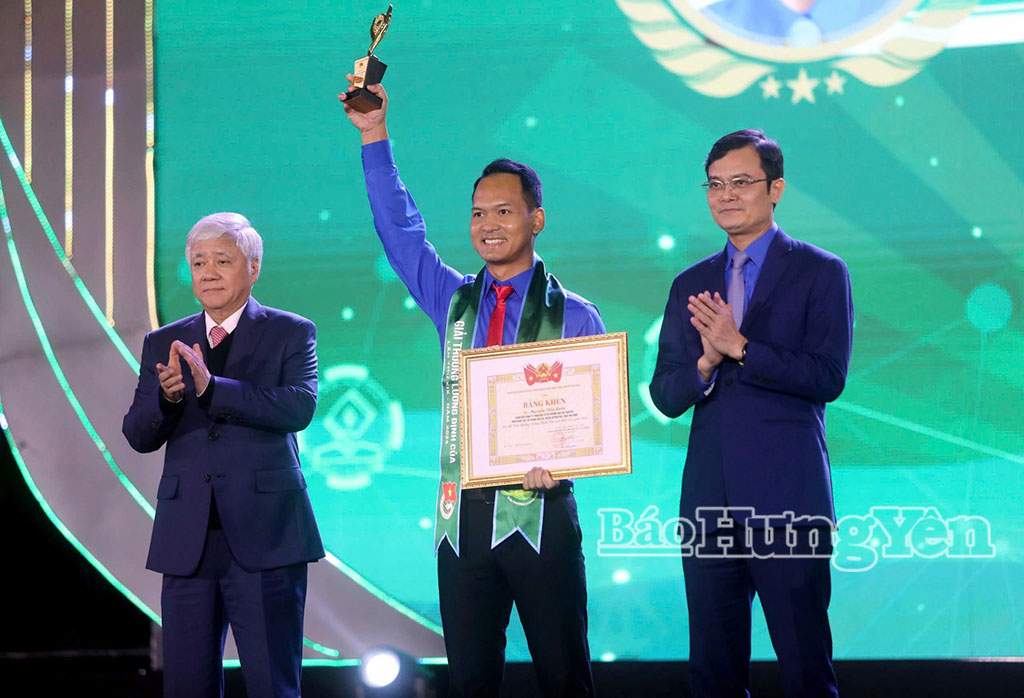 Anh Nguyễn Văn Luân ở xã Quỳnh An vinh dự được nhận giải thưởng Lương Định Của toàn quốc năm 2024.