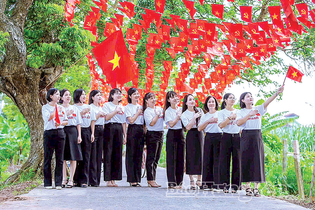 Tuổi trẻ xã Tiên La chào mừng Tết Độc lập.