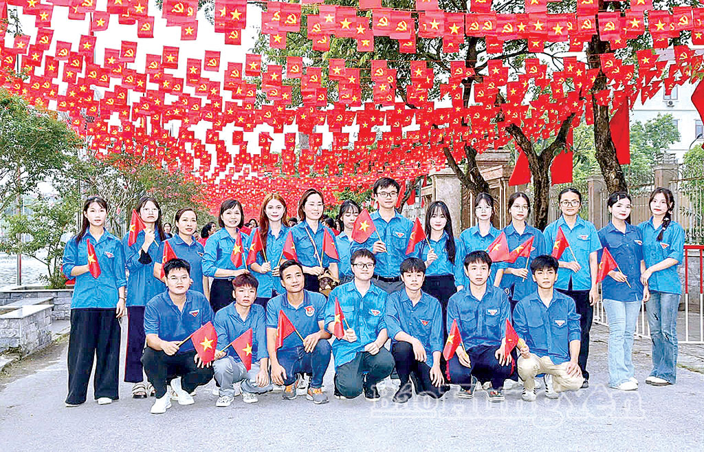 Thanh niên phường Mỹ Hào tự hào tiếp bước cha anh xây dựng quê hương ngày càng Thanh niên phường Mỹ Hào tự hào tiếp bước cha anh xây dựng quê hương ngày càng giàu mạnh.
