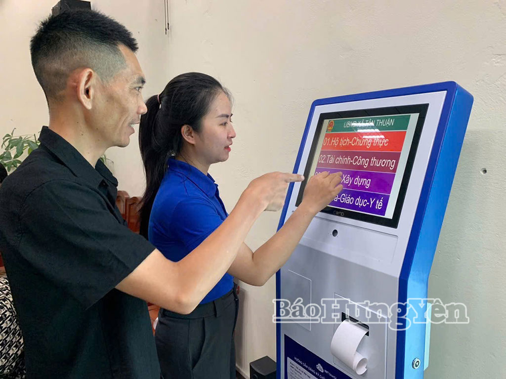 Thanh niên xã Tân Thuận hướng dẫn người dân sử dụng các dịch vụ công trực tuyến.