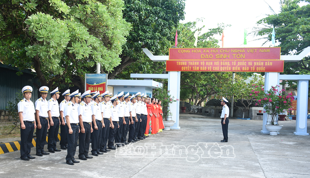 Quân và dân đảo Sinh Tồn luôn đoàn kết một lòng, vững vàng nơi đầu sóng, ngọn gió.