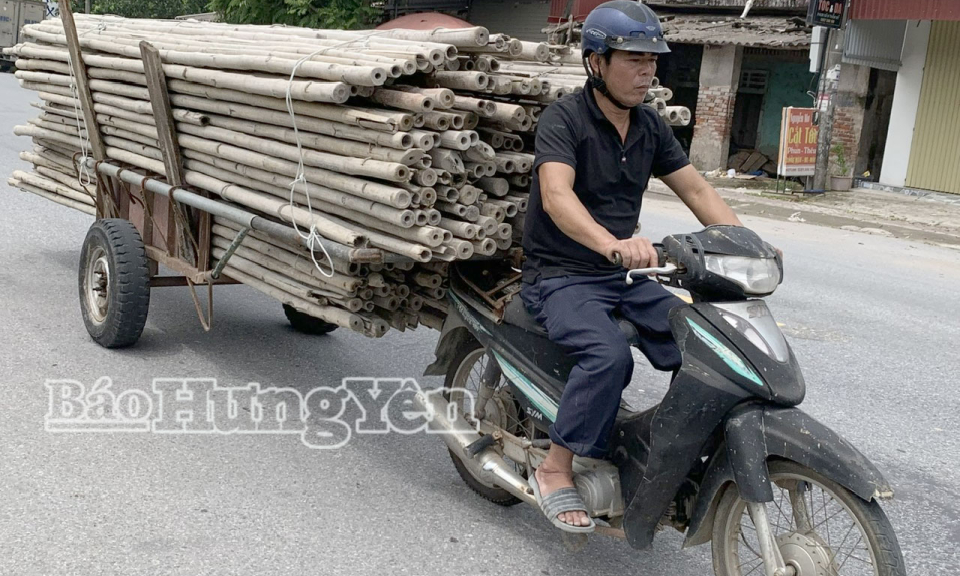 Xe m&aacute;y chở h&agrave;ng cồng kềnh &ldquo;ngh&ecirc;nh ngang&rdquo; tr&ecirc;n Quốc lộ 39A
