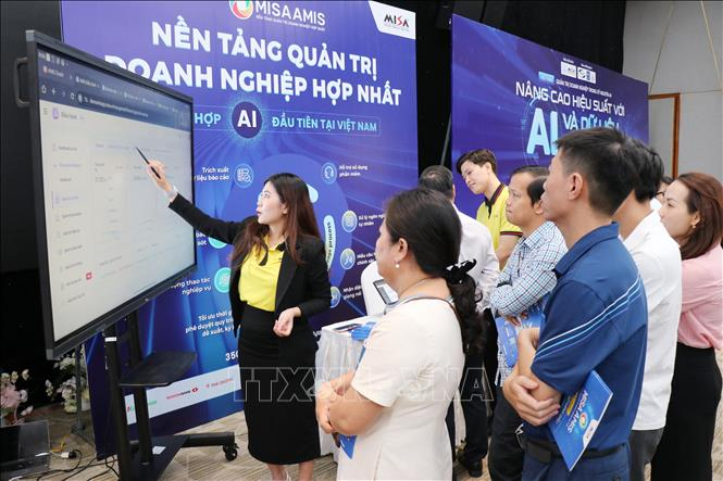 Các doanh nghiệp tìm hiểu các giải pháp ứng dụng công nghệ, trí tuệ nhân tạo (AI) để nâng cao hiệu quả quản trị. Ảnh: Nguyễn Thành/TTXVN