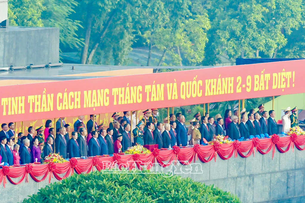 Các đồng chí lãnh đạo Đảng, Nhà nước dự buổi lễ.
