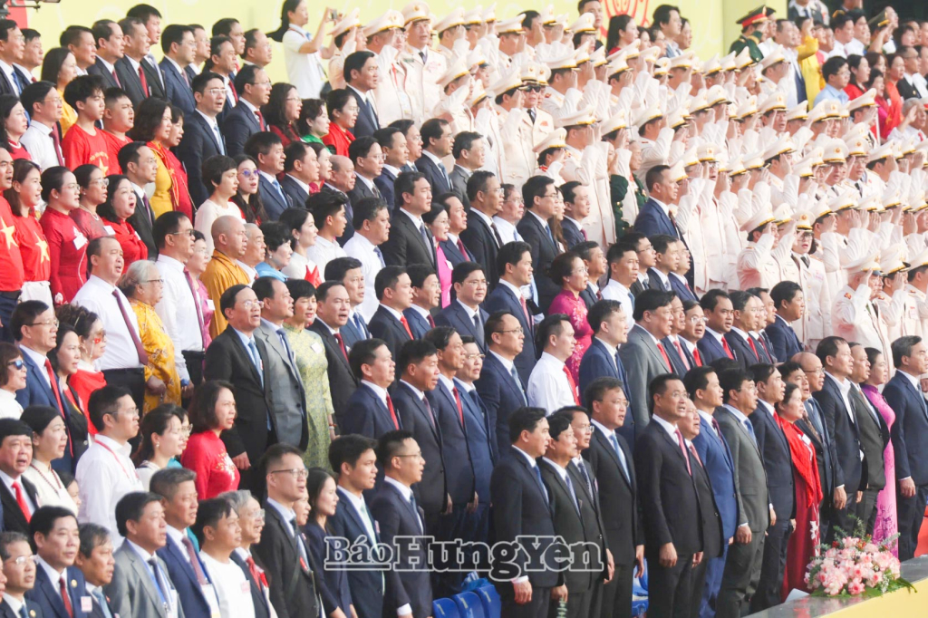 Các đại biểu trong đó có lãnh đạo tỉnh Hưng Yên dự lễ kỷ niệm.