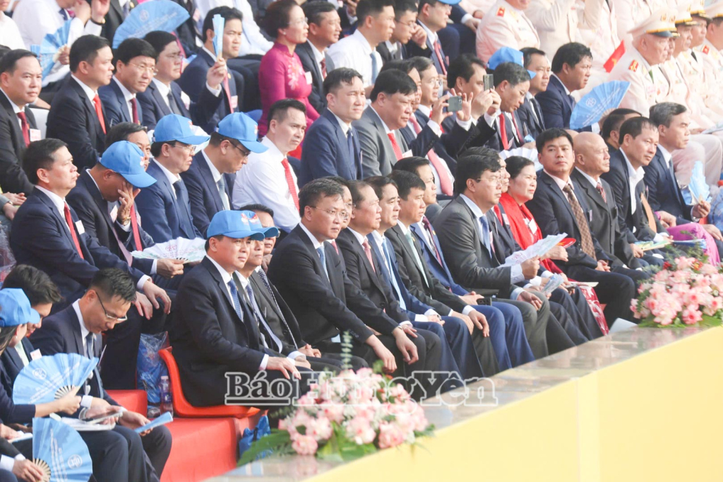 Lãnh đạo tỉnh Hưng Yên và các đại biểu dự lễ kỷ niệm.