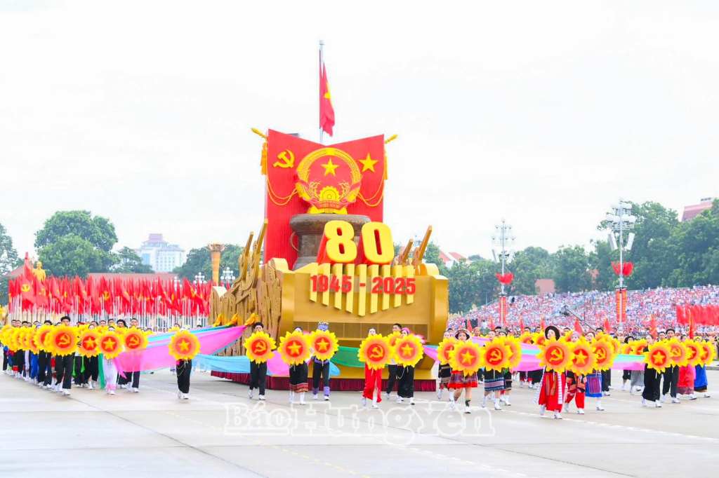 Mô hình biểu tượng 80 năm Cách mạng Tháng Tám và Quốc khánh tiến qua lễ đài.