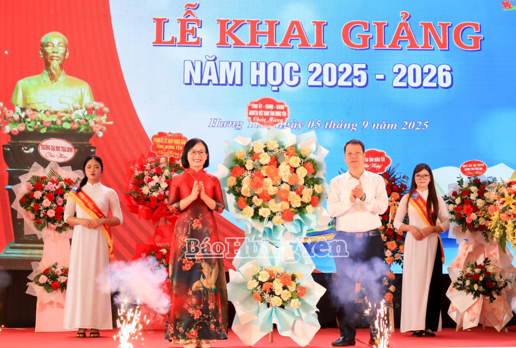 Đồng chí Nguyễn Mạnh Hùng, Phó Bí thư Tỉnh ủy, Chủ tịch Ủy ban MTTQ Việt Nam tỉnh tặng hoa chúc mừng Trường Cao đẳng Sư phạm Thái Bình.