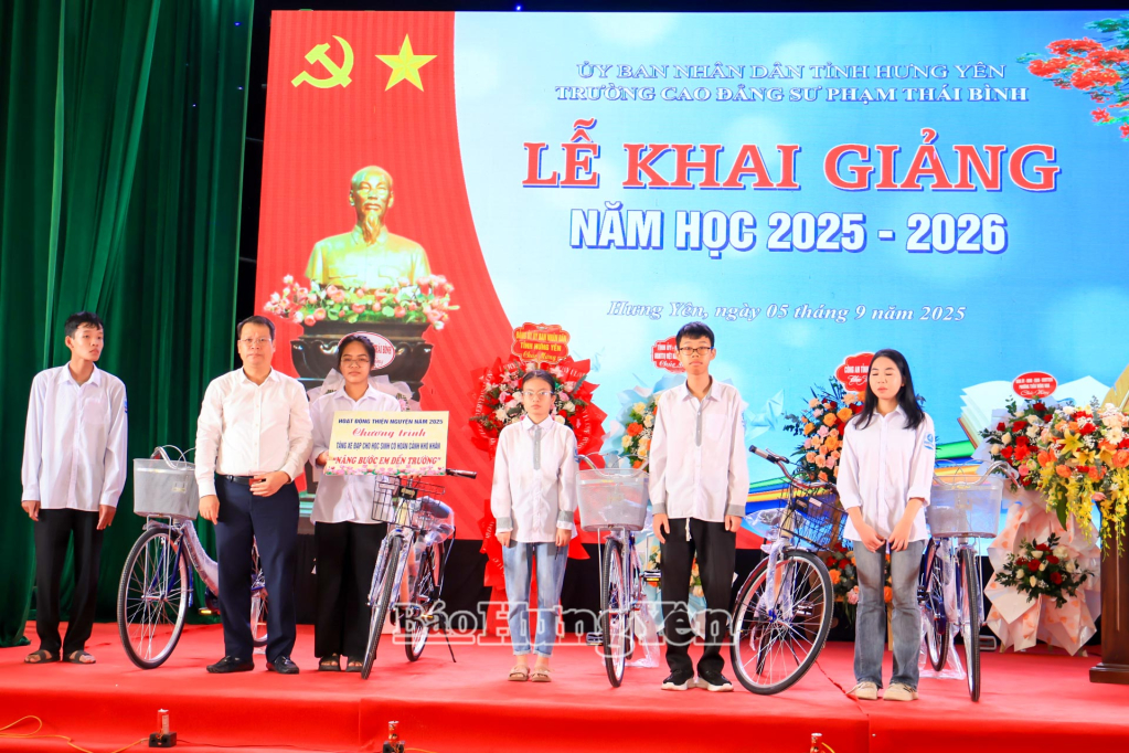 Đồng chí Nguyễn Mạnh Hùng, Phó Bí thư Tỉnh ủy, Chủ tịch Ủy ban MTTQ Việt Nam tỉnh trao tặng xe đạp cho học sinh có hoàn cảnh khó khăn tại Trường Cao đẳng Sư phạm Thái Bình.