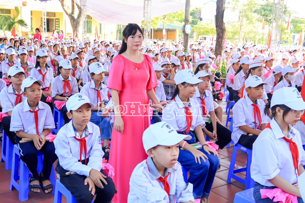 Lễ khai giảng của cô và trò Trường THCS Vũ Phúc (phường Vũ Phúc).