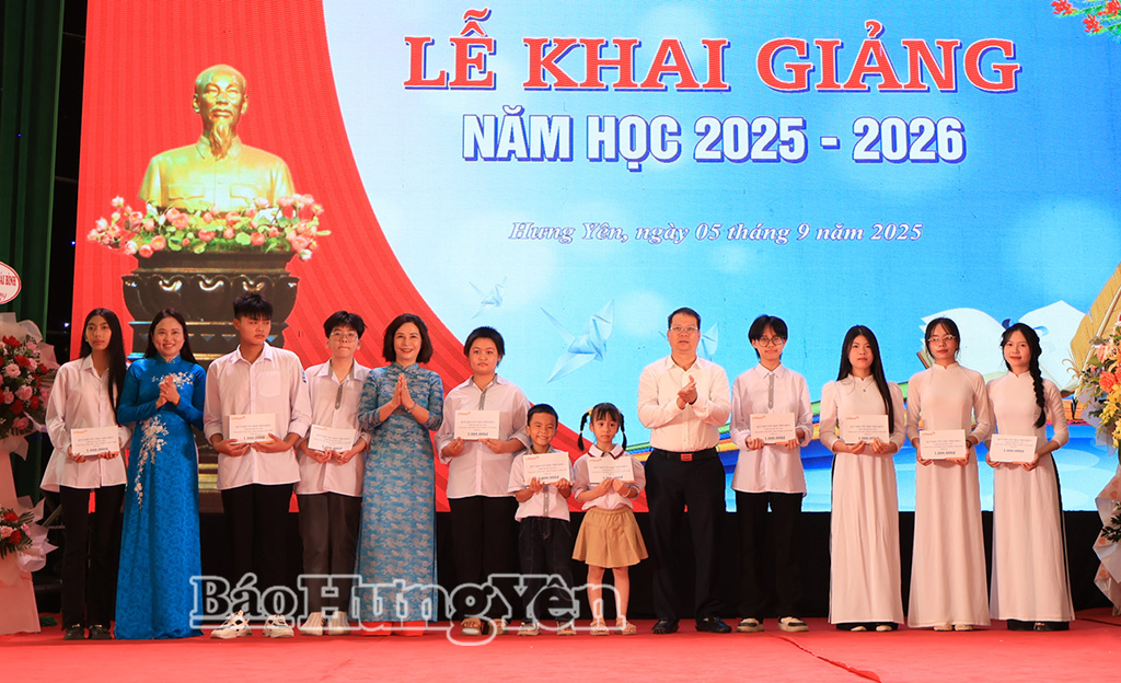 Đồng chí Nguyễn Mạnh Hùng, Phó Bí thư Tỉnh ủy, Chủ tịch Ủy ban MTTQ Việt Nam tỉnh cùng các đồng chí lãnh đạo trao quà cho học sinh, sinh viên có hoàn cảnh khó khăn tại Trường Cao đẳng Sư phạm Thái Bình.