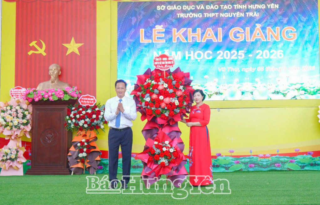 Đồng chí Nguyễn Hữu Nghĩa, Ủy viên Ban Chấp hành Trung ương Đảng, Bí thư Tỉnh ủy tặng hoa chúc mừng lễ khai giảng năm học mới tại Trường THPT Nguyễn Trãi, xã Vũ Thư.