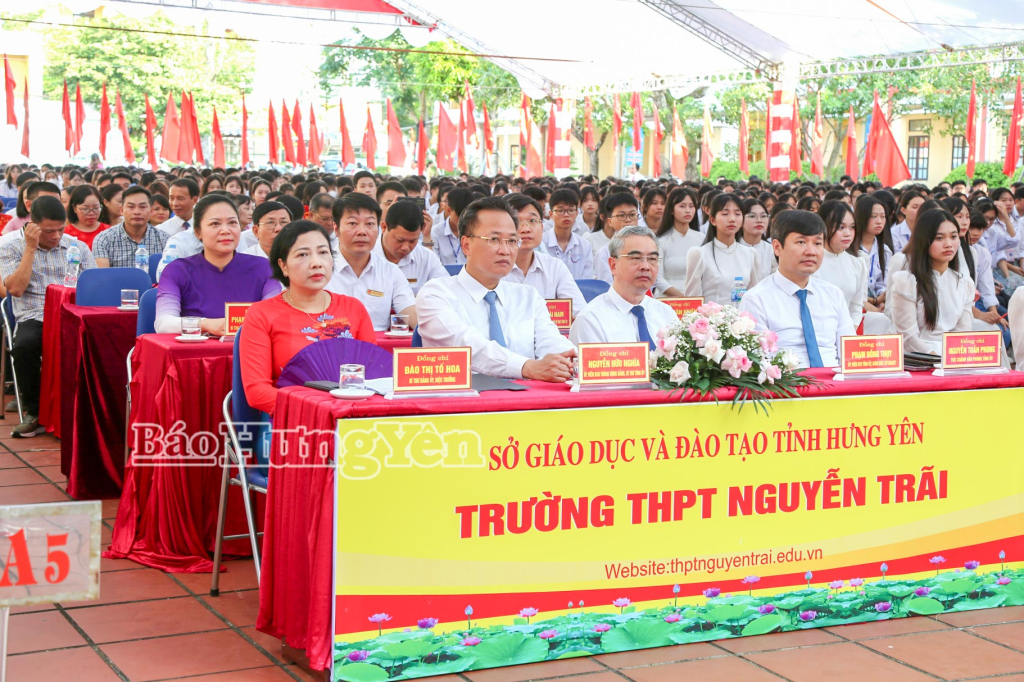 Các đồng chí: Nguyễn Hữu Nghĩa, Ủy viên Ban Chấp hành Trung ương Đảng, Bí thư Tỉnh ủy; Phạm Đồng Thụy, Ủy viên Ban Thường vụ Tỉnh ủy, Giám đốc Sở Giáo dục và Đào tạo và đại biểu dự lễ khai giảng năm học mới tại Trường THPT Nguyễn Trãi.