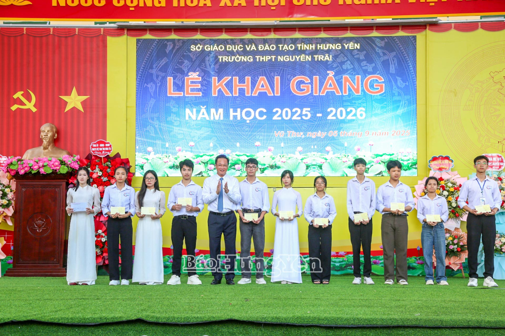 Đồng chí Nguyễn Hữu Nghĩa, Ủy viên Ban Chấp hành Trung ương Đảng, Bí thư Tỉnh ủy tặng quà động viên học sinh Trường THPT Nguyễn Trãi vượt khó đạt thành tích cao trong học tập.