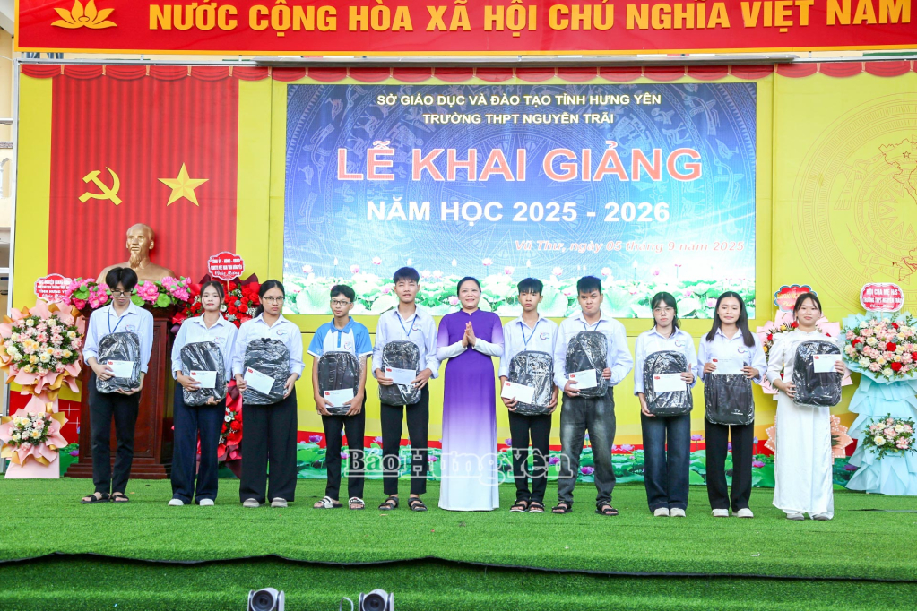 Lãnh đạo xã Vũ Thư tặng quà động viên học sinh Trường THPT Nguyễn Trãi vượt khó đạt thành tích cao trong học tập.