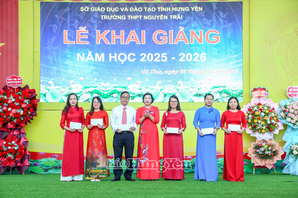 Trường THPT Nguyễn Trãi tuyên dương, khen thưởng các tổ, nhóm chuyên môn, giáo viên đạt kết quả cao trong kỳ thi tốt nghiệp THPT năm 2025.