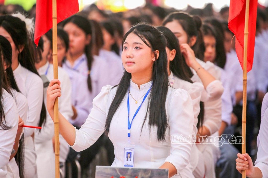 Học sinh Trường THPT Nguyễn Trãi, xã Vũ Thư dự lễ khai giảng năm học mới.