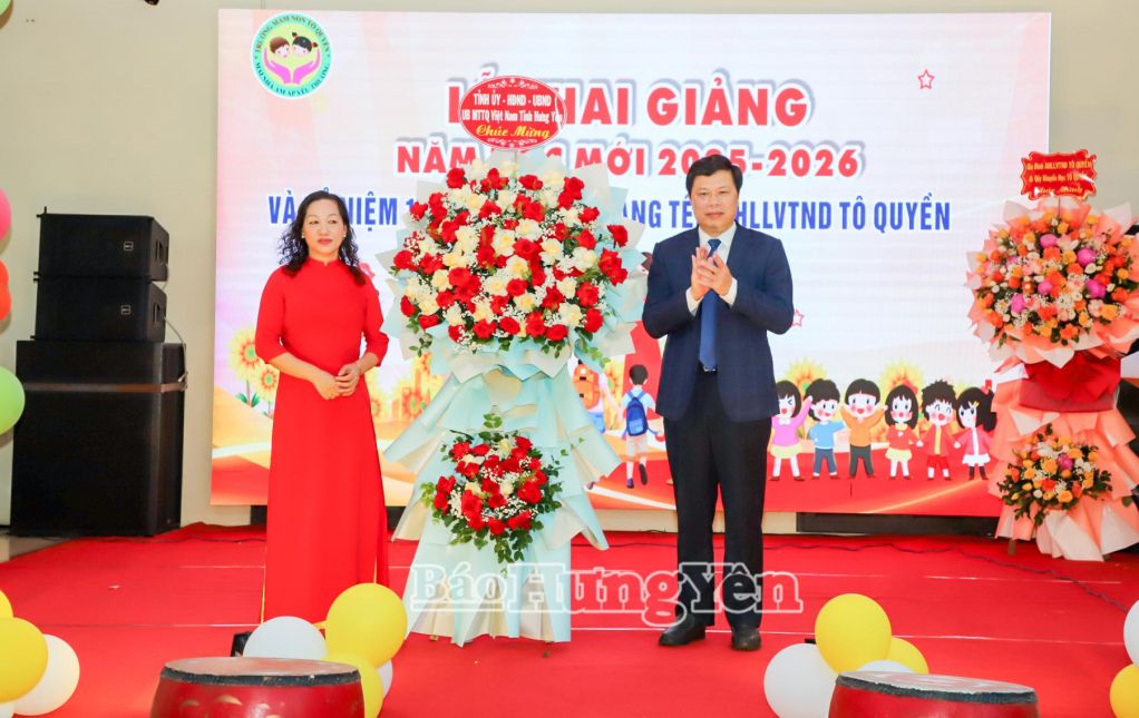 Đồng chí Trần Quốc Toản, Phó Bí thư Thường trực Tỉnh ủy tặng hoa chúc mừng Trường mầm non Tô Quyền.