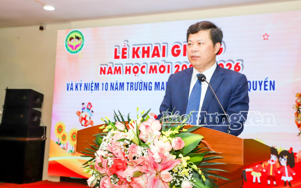 Đồng chí Trần Quốc Toản, Phó Bí thư Thường trực Tỉnh ủy tặng hoa chúc mừng Trường mầm non Tô Quyền.