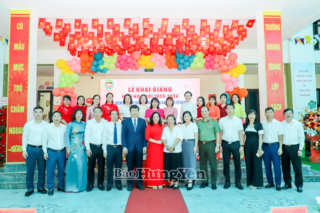 Đồng chí Trần Quốc Toản, Phó Bí thư Thường trực Tỉnh ủy và các đại biểu chụp ảnh lưu niệm với tập thể giáo viên Trường mầm non Tô Quyền.