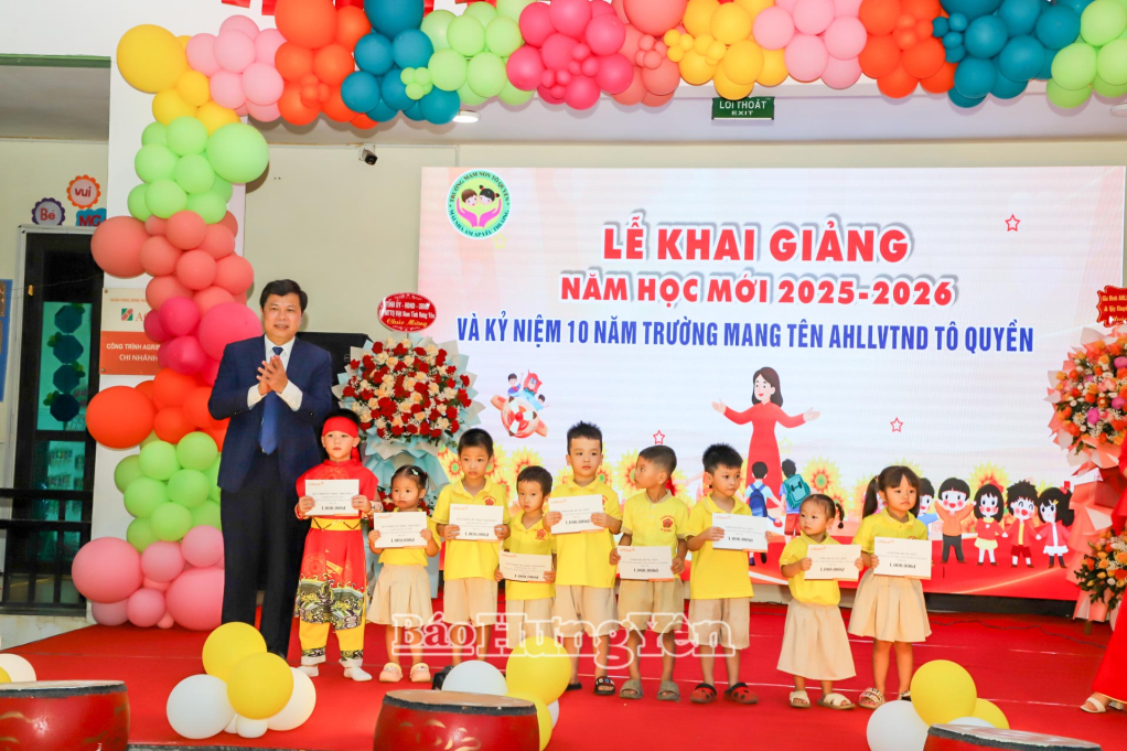 Đồng chí Trần Quốc Toản, Phó Bí thư Thường trực Tỉnh ủy tặng quà các cháu học sinh Trường mầm non Tô Quyền.