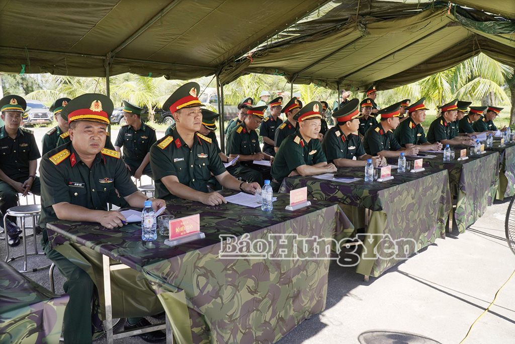 Thiếu tướng Lương Văn Kiểm, Tư lệnh Quân khu (Hàng đầu, thứ 3 từ trái qua) chủ trì cuộc kiểm tra.