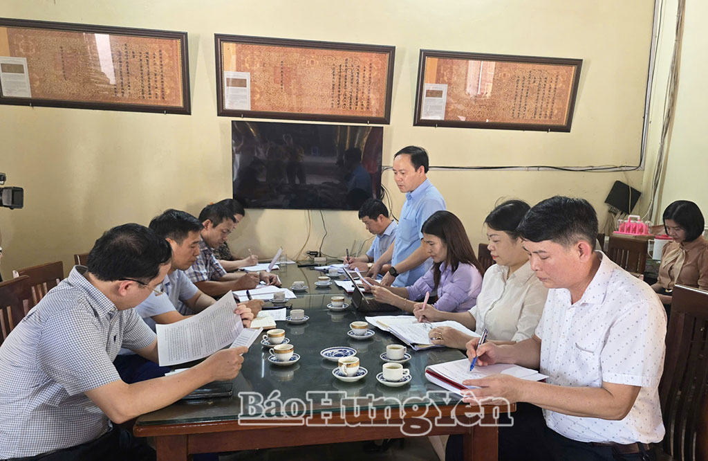 Các đại biểu tại buổi giám sát.