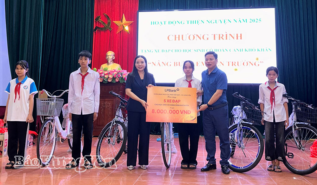 Đồng chí Ngô Thị Kim Hoàn, Ủy viên Ban Thường vụ Tỉnh ủy, Phó Chủ tịch Thường trực Ủy ban MTTQ Việt Nam tỉnh trao tặng xe đạp cho học sinh có hoàn cảnh khó khăn xã Vạn Xuân.