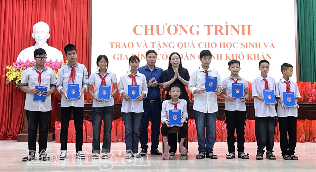 Đồng chí Ngô Thị Kim Hoàn, Ủy viên Ban Thường vụ Tỉnh uỷ, Phó Chủ tịch Thường trực Ủy ban MTTQ Việt Nam tỉnh trao quà cho học sinh có hoàn cảnh khó khăn phường Thái Bình.