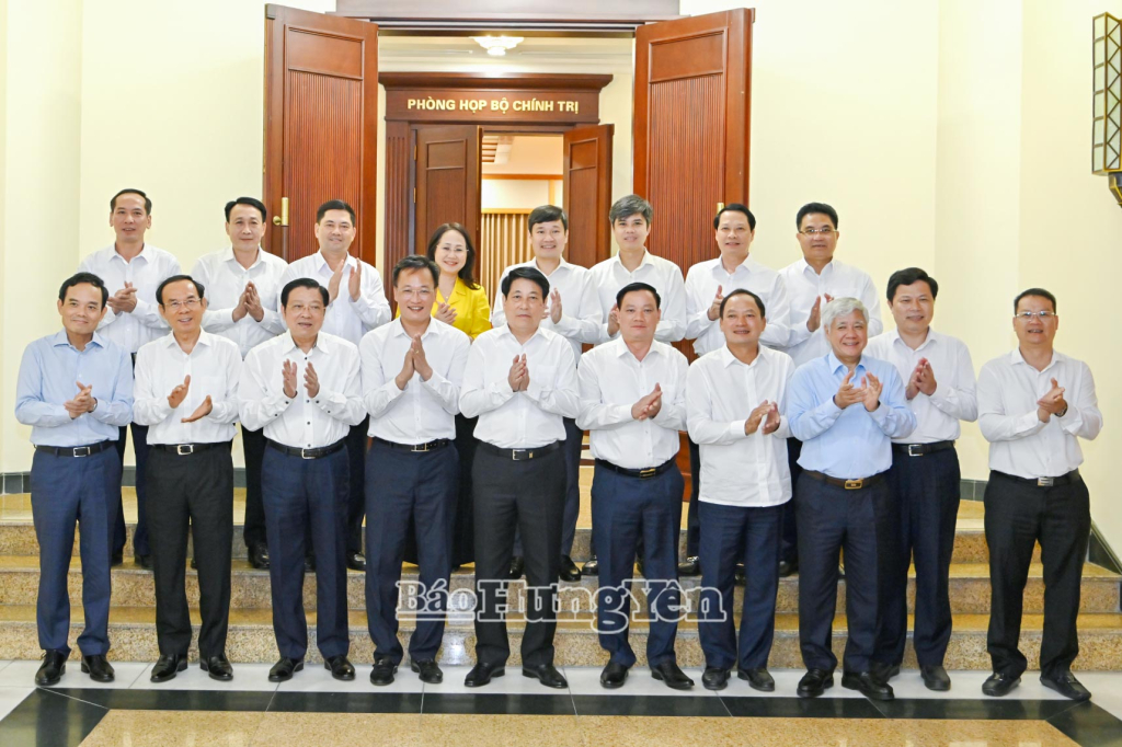 Chủ tịch nước Lương Cường cùng các đại biểu chụp ảnh lưu niệm.