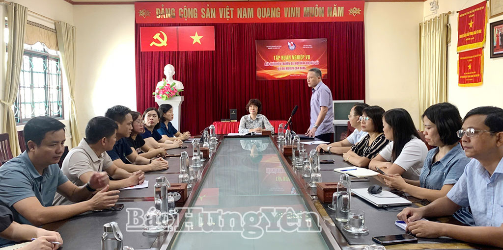 Đồng chí Hoàng Minh Sơn, Tỉnh ủy viên, Tổng Biên tập Báo và Phát thanh - Truyền hình Hưng Yên, Chủ tịch Hội Nhà báo tỉnh Hưng Yên phát biểu tại lớp tập huấn.