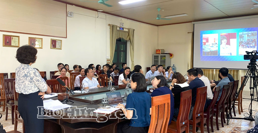 Lớp tập huấn được triển khai theo hình thức trực tiếp kết hợp trực tuyến tại hai cơ sở của Báo và Phát thanh - Truyền hình Hưng Yên.