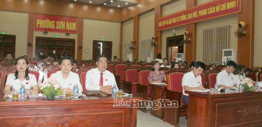 Các đại biểu dự kỳ họp.