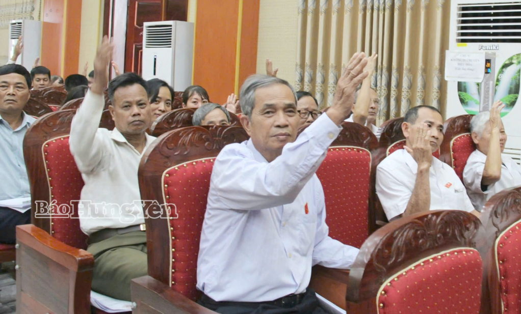 Các đại biểu biểu quyết tại kỳ họp.