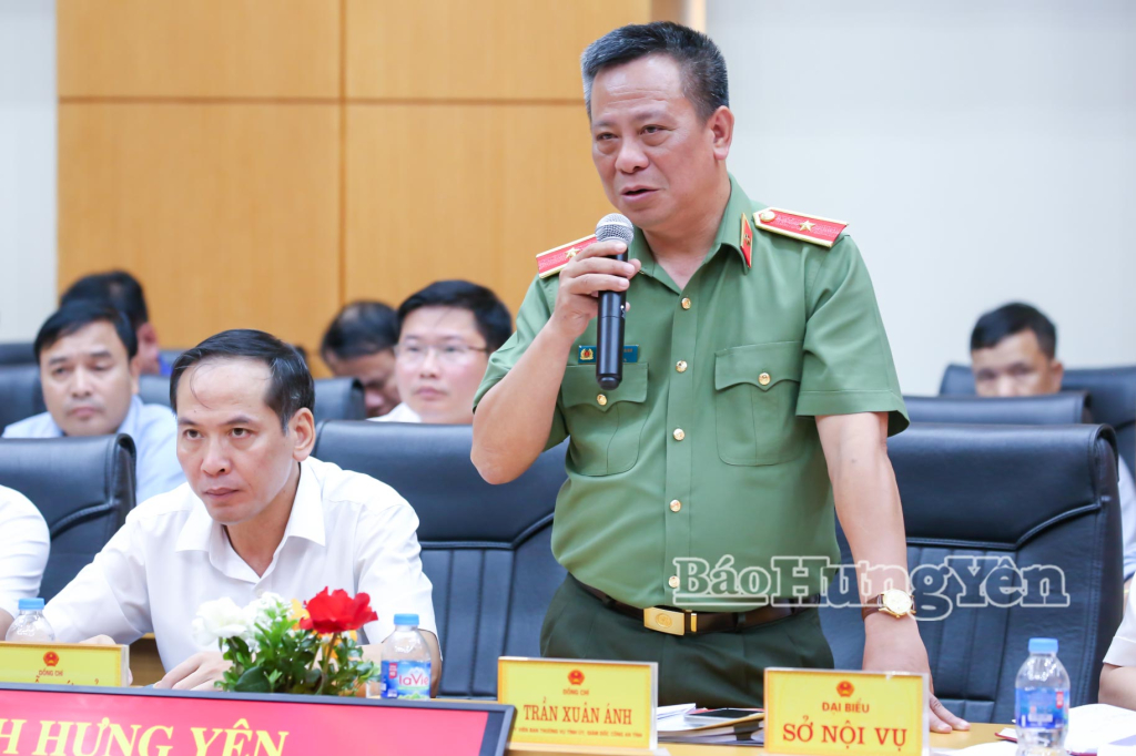 Thiếu tướng Trần Xuân Ánh, Ủy viên Ban Thường vụ Tỉnh uỷ, Giám đốc Công an tỉnh phát biểu tại hội nghị.