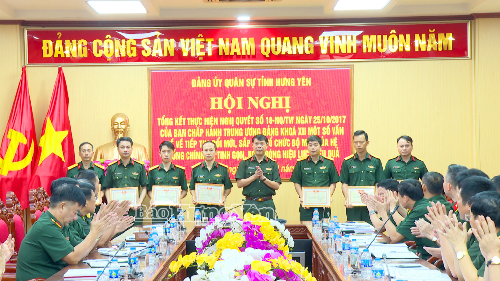 Các tập thể, cá nhân được Bộ CHQS tỉnh khen thưởng.