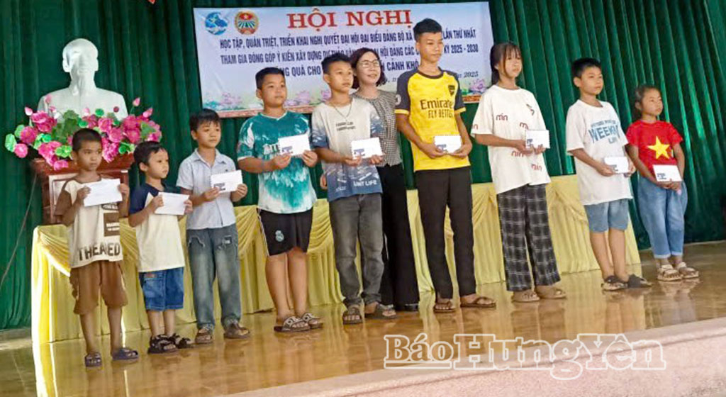 Trao quà tặng học sinh có hoàn cảnh khó khăn.