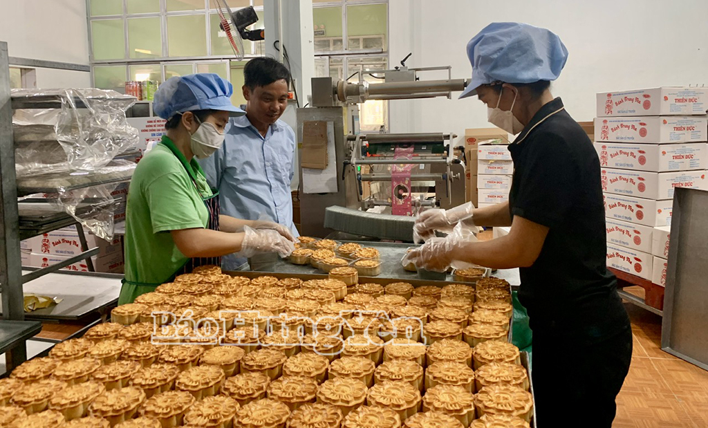 Sản xuất bánh Trung thu tại Công ty TNHH Bánh kẹo đặc sản Thiên Đức, xã Đông Hưng.