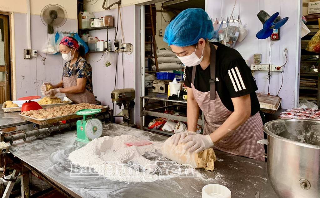 Sản xuất bánh Trung thu tại cơ sở Hương Quỳnh, phường Phố Hiến.