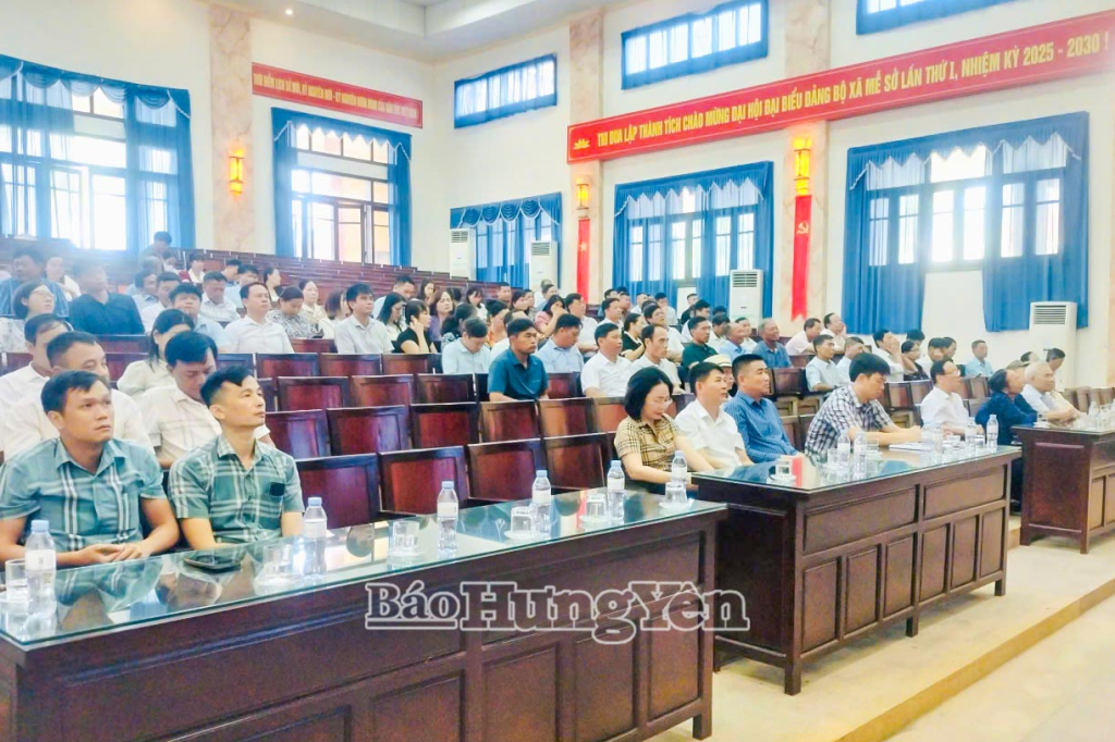 Các đại biểu dự tại điểm cầu xã Mễ Sở.