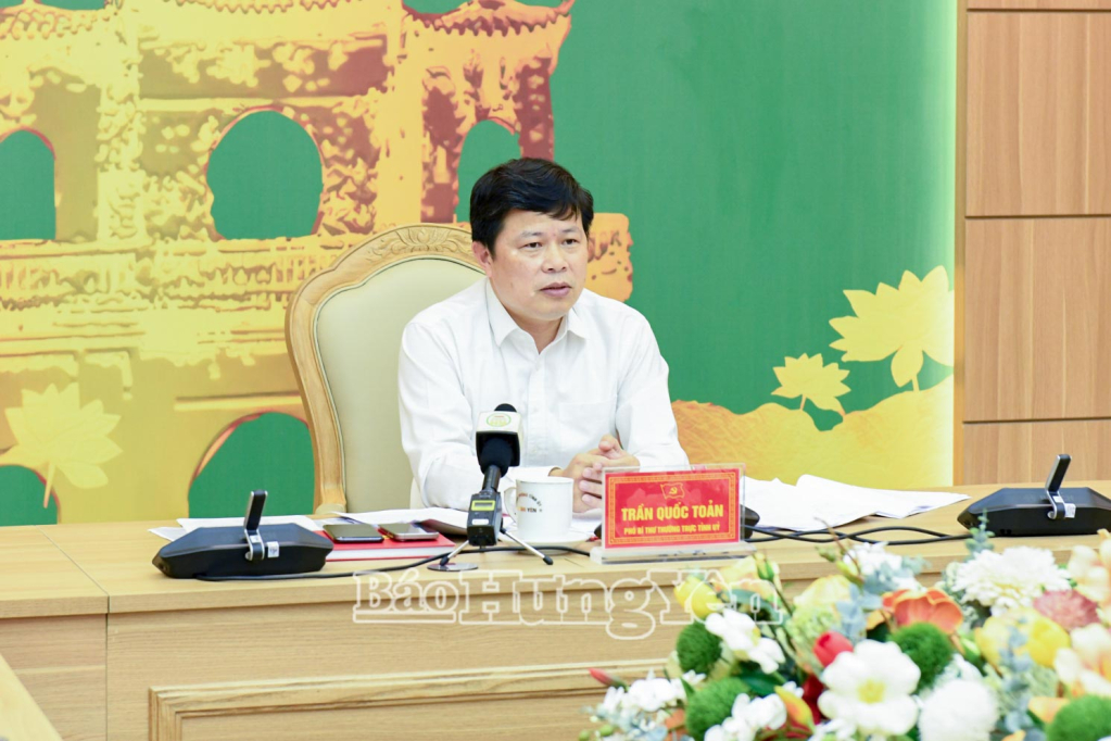 Đồng chí Trần Quốc Toản, Phó Bí thư Thường trực Tỉnh ủy, Trưởng Tiểu ban Tổ chức phục vụ Đại hội đại biểu Đảng bộ tỉnh Hưng Yên lần thứ I, nhiệm kỳ 2025 -2030 phát biểu tại phiên họp.