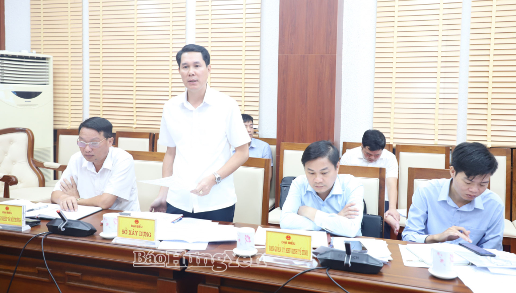 Đại diện lãnh đạo Sở Xây dựng phát biểu tại cuộc họp.