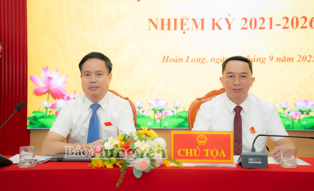 Đoàn chủ tọa kỳ họp.