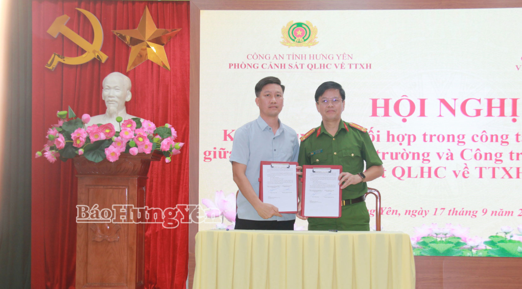Đại diện lãnh đạo 2 đơn vị ký kết quy chế phối hợp.