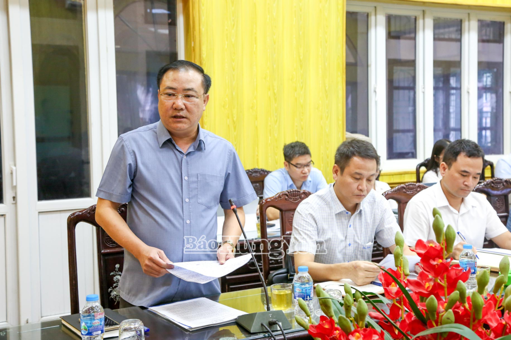 Lãnh đạo xã Đông Hưng báo cáo công tác thực hiện nhiệm vụ.
