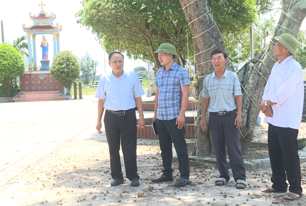 Cán bộ MTTQ Việt Nam xã và các đoàn thể chính trị - xã hội xã Ngọc Lâm  tuyên truyền, vận động bà con giáo dân hiến đất làm đường giao thông.