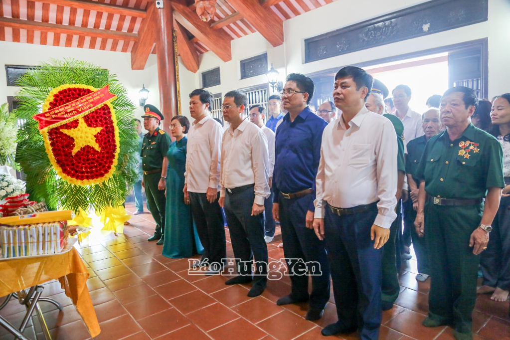 Đồng chí Trần Quốc Toản, Phó Bí thư Thường trực Tỉnh uỷ và đoàn đại biểu tỉnh Hưng Yên dâng hương tại Đền tưởng niệm liệt sĩ Trường Sơn - bến phà Long Đại.