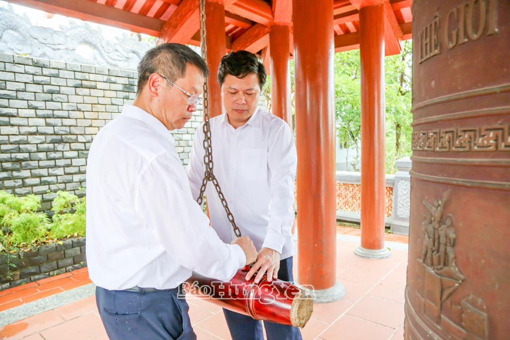 Các đồng chí: Trần Quốc Toản, Phó Bí thư Thường trực Tỉnh uỷ; Nguyễn Mạnh Hùng, Phó Bí thư Tỉnh uỷ, Chủ tịch Uỷ ban MTTQ Việt Nam tỉnh thực hiện nghi thức thỉnh chuông tại Đền tưởng niệm liệt sĩ Trường Sơn - bến phà Long Đại.