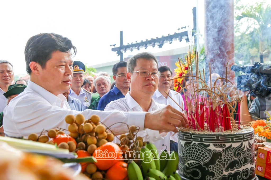 Các đồng chí: Trần Quốc Toản, Phó Bí thư Thường trực Tỉnh uỷ; Nguyễn Mạnh Hùng, Phó Bí thư Tỉnh uỷ, Chủ tịch Uỷ ban MTTQ Việt Nam tỉnh dâng hương tưởng niệm 16 thanh niên xung phong hy sinh tại bến phà II Long Đại.